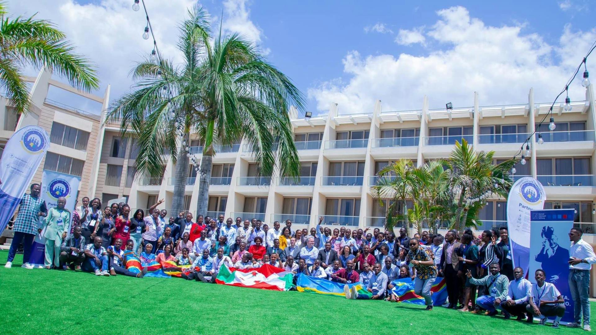 La photo de famille lors de la troisième école régionale pour la paix en Tanzanie 